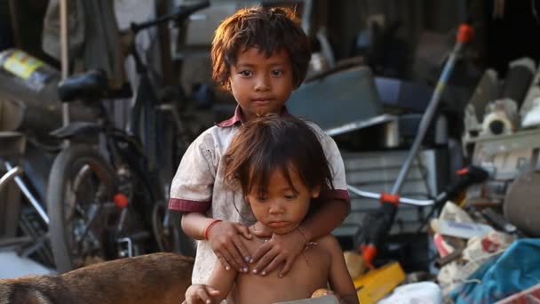 柬埔寨暹罗 2017年1月14日 一个无家可归的男孩 他的妹妹住在一所房子从空箱子和建筑碎片 柬埔寨的无家可归儿童和孤儿 — 图库视频影像