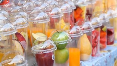 Asya street piyasalarında taze meyve kokteylleri