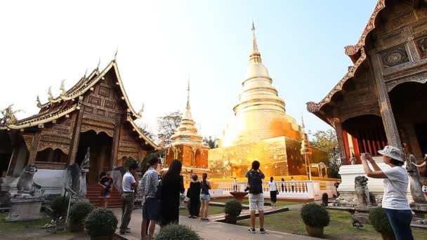 Wat Phra Singh Woramahaviharn. Buddhistický chrám v Chiang Mai, Thajsko. — Stock video