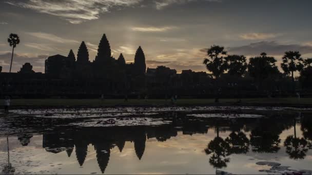 Sunrise Angkor Timelapse. Geschilderde weergave van de oude monument van de Khmer-architectuur — Stockvideo