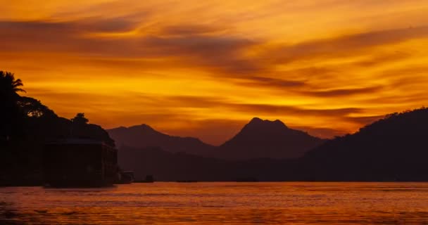 Marciano incrível pôr-do-sol carmesim na Terra. tempo de caducidade imagens 4K — Vídeo de Stock