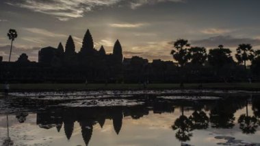 Sunrise Angkor Timelapse. Antik Khmer anıt mimari boyalı görünümü