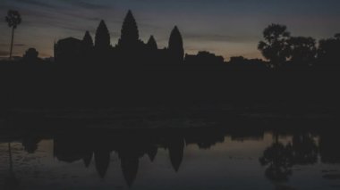 Sunrise Angkor Timelapse. Antik Khmer anıt mimari boyalı görünümü