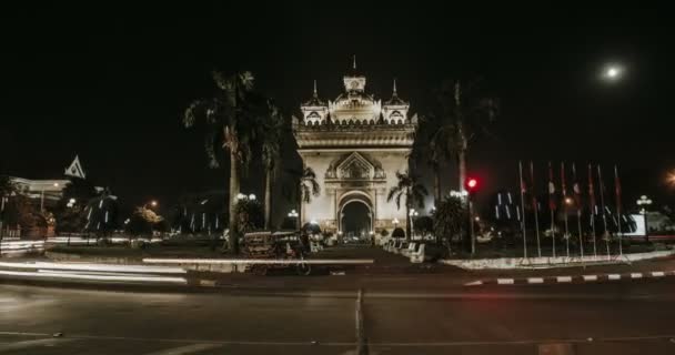 Timelapse Monumento de guerra de Patuxai por la noche en Vientiane — Vídeos de Stock