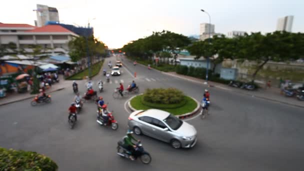 アジアの都市の道路で交通渋滞。映像をぼかし — ストック動画