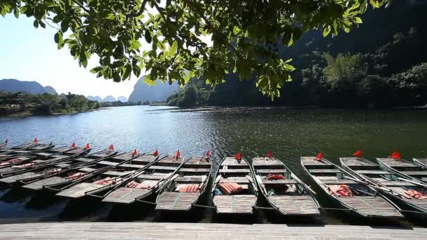 Viet Nam. Tam Coc. Tour en barco turístico popular — Vídeos de Stock