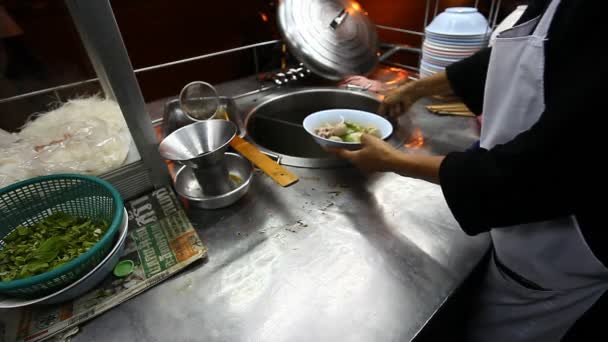 아시아의 길거리 음식 시장. 아시아 음식. 아시아 요리 — 비디오