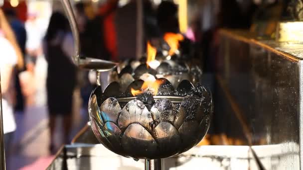 Budismo. Velas espirituais no templo. Imagens de perto — Vídeo de Stock