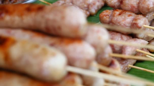 Nourriture asiatique. Barbecue, Grill sur bâtonnets. Fast Food dans les pays asiatiques — Video