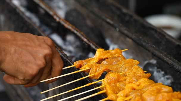 Nourriture asiatique. Barbecue, Grill sur bâtonnets. Fast Food dans les pays asiatiques — Video