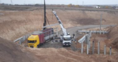 Yeni bir karayolu inşaatı. Tanınabilir ekipman markası olmadan bulanık görüntüler