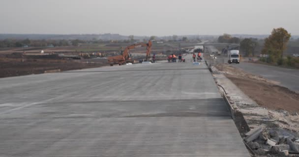 Budowa nowej autostrady. Niewyraźne nagrania bez rozpoznawalnych marek sprzętu — Wideo stockowe