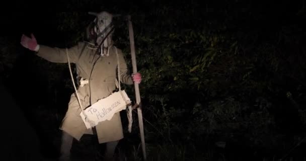 Страшний монстр з косою на нічній дорозі — стокове відео