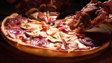 Arkadaş bir şirket parçaları İtalyan Pizza alır