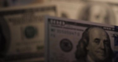 100 dolarlık banknotlar ile sahne. Sinematik sıcak aydınlatma ile görüntüler