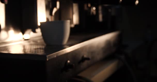 Barista maakt een kopje aromatische koffie op een vintage Italiaanse koffiemachine. — Stockvideo