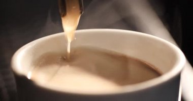Kahve yakın. Aromatik espresso bir jet fincan doldurur