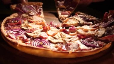 Arkadaş bir şirket parçaları İtalyan Pizza alır