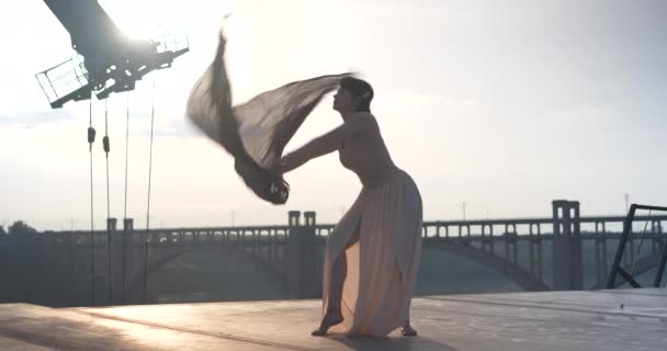 Mooie jonge meid gymnast sierlijk dansen en acrobatische oefeningen doen — Stockvideo