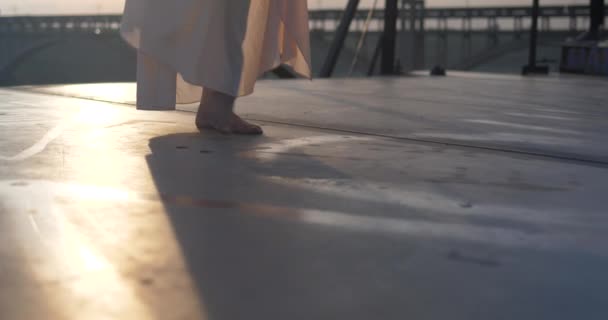 Bellissimo movimento delle gambe di una ballerina, ballerina, ginnastica primo piano al tramonto — Video Stock