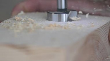 Forstner matkabı ve ahşap törpüleri yavaş çekim makro görüntüler. Katılımcılar atölye ve ahşap işçiliği