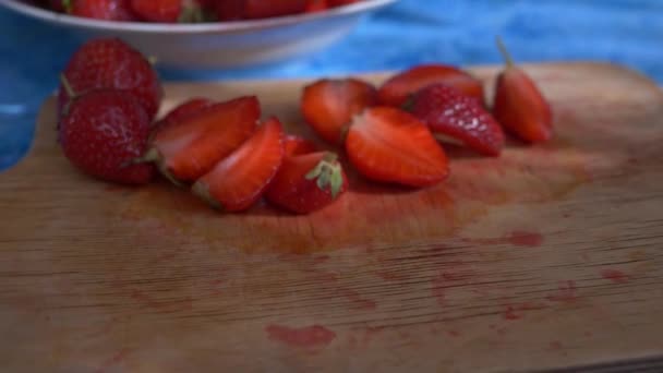 Super morangos fatiados suculentos em câmera lenta. Conceito de imagens de frutas e vitaminas frescas . — Vídeo de Stock