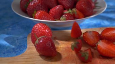 Süper yavaş çekimde sulu dilimlenmiş çilek. Taze meyve ve vitamin görüntüsü konsepti.