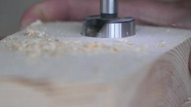Forstner matkabı ve ahşap törpüleri yavaş çekim makro görüntüler. Katılımcılar atölye ve ahşap işçiliği