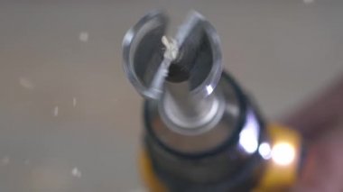 Forstner matkabı ve ahşap törpüleri yavaş çekim makro görüntüler. Katılımcılar atölye ve ahşap işçiliği
