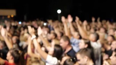 4K görüntüler konser kalabalığını dağıttı. Müzikal konsept. Canlı konserde müziğin ve hayranların güçlü itici enerjisi.