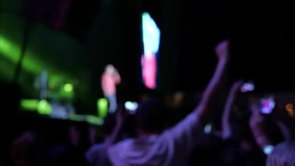 Entfokussierte Musik-Performance-Konzert mit schönem Bokeh-Scheinwerfer.Fans heben beim Konzert ihres Lieblingskünstlers die Arme. — Stockvideo