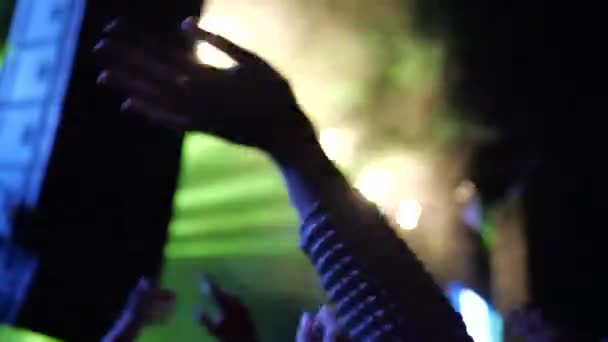 Fan cheering at live outdoor concert, some motion blur at arms.Blurred Music Festival. Лазерное шоу на сцене. Толпа фанатов. — стоковое видео