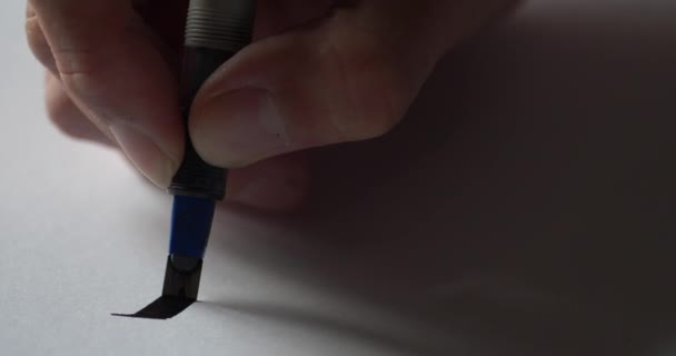 Lettering.Calligraphie close-up.Calligraphe artiste dans le processus créatif