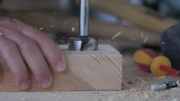 Forstner taladro con limaduras de madera cámara lenta macro footage.Joiners taller y carpintería — Vídeo de stock