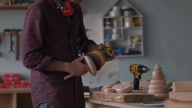 Genç usta marangoz, marangozluk atölyesinde çalışıyor..