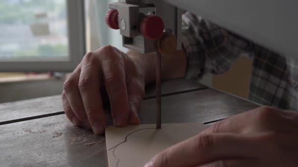 Mestre carpinteiro no processo de trabalhar em uma serra de fita. Imagens de perto — Vídeo de Stock