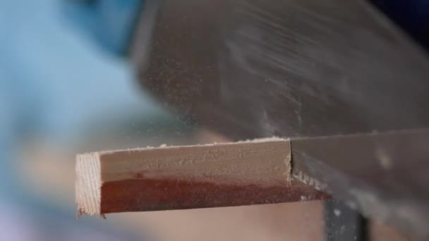 Scie à main bois gros plan ralenti séquences