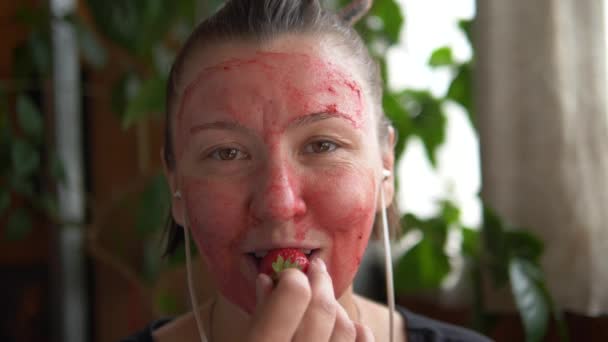 Gesichtspflege. Das Mädchen fertigt zu Hause eine natürliche Erdbeer-Gesichtsmaske an. — Stockvideo