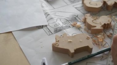 Marangoz çocuklar için tahta hayvan oyuncakları yazar. Tahtadan eko oyuncaklar. Yaratılış süreci.