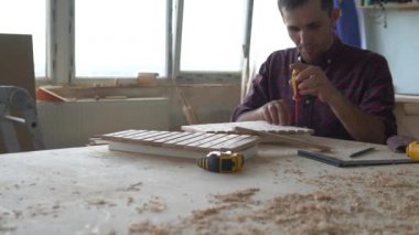 Eko oyuncaklar ve ahşaptan yapılmış müzik aletleri. Usta bir marangoz çocuklar için el yapımı ksilofon yapar..