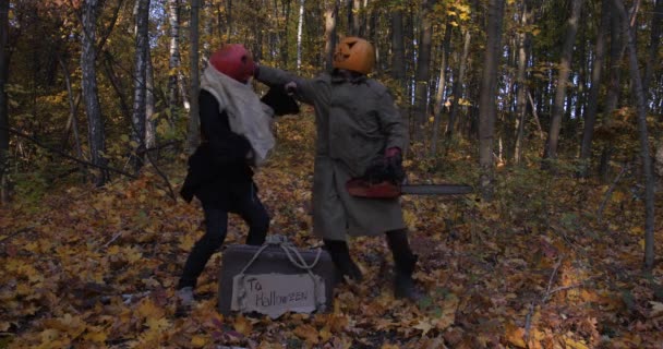 Humor de Halloween. Filme Halloween. Casal de divertido homem abóbora — Vídeo de Stock