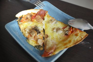 Dilim taze İtalyan klasik orijinal Pepperoni Pizza