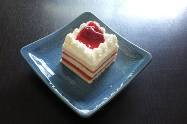 Lezzetli Doğum günü kek yemek üzerinde.