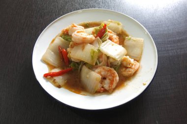 Kızarmış Çin lahanası karides ile karıştırın