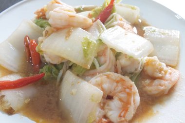 Kızarmış Çin lahanası karides ile karıştırın