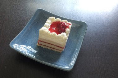 Lezzetli Doğum günü kek yemek üzerinde.