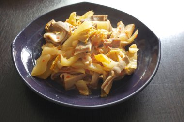 Kızarmış domuz eti bağırsak tuzlu marul ile karıştırın