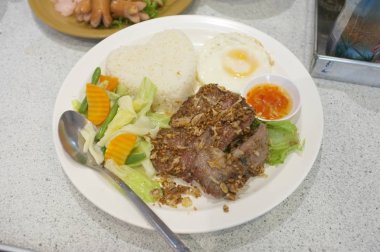 Sarımsak, biber ve pirinç kızarmış yumurta ile kızarmış domuz. Tayland Gıda
