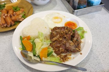 Sarımsak, biber ve pirinç kızarmış yumurta ile kızarmış domuz. Tayland Gıda