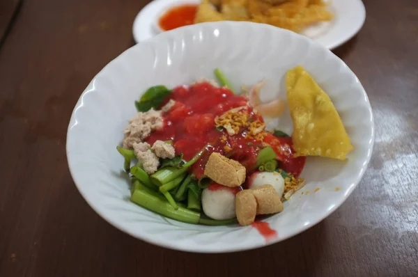 Macarrão Liso Frutos Mar Rosa Tom Yum Yen Com Bola — Fotografia de Stock